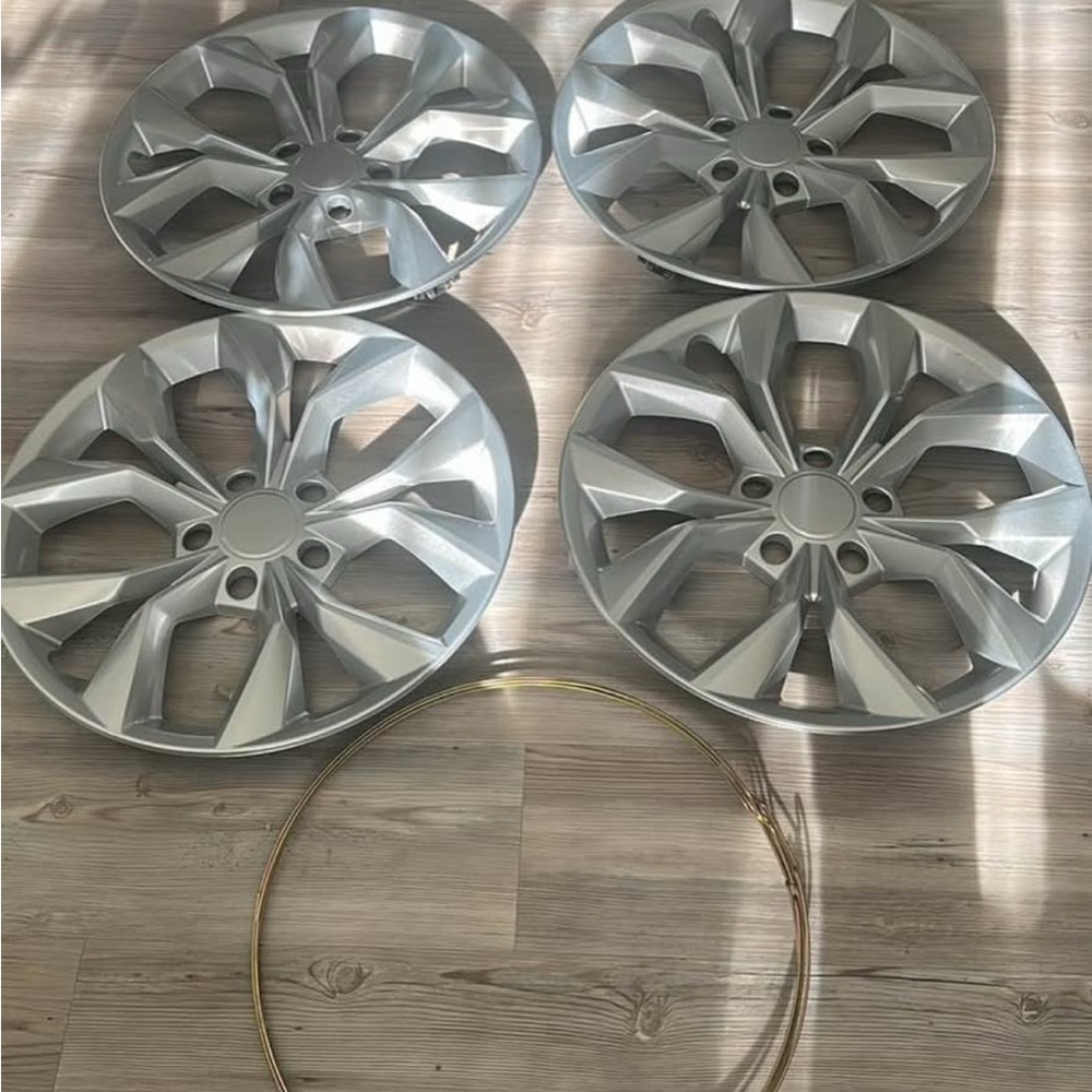 Set of 4 Silver Wheel Hubcaps - Picture 3 of 6